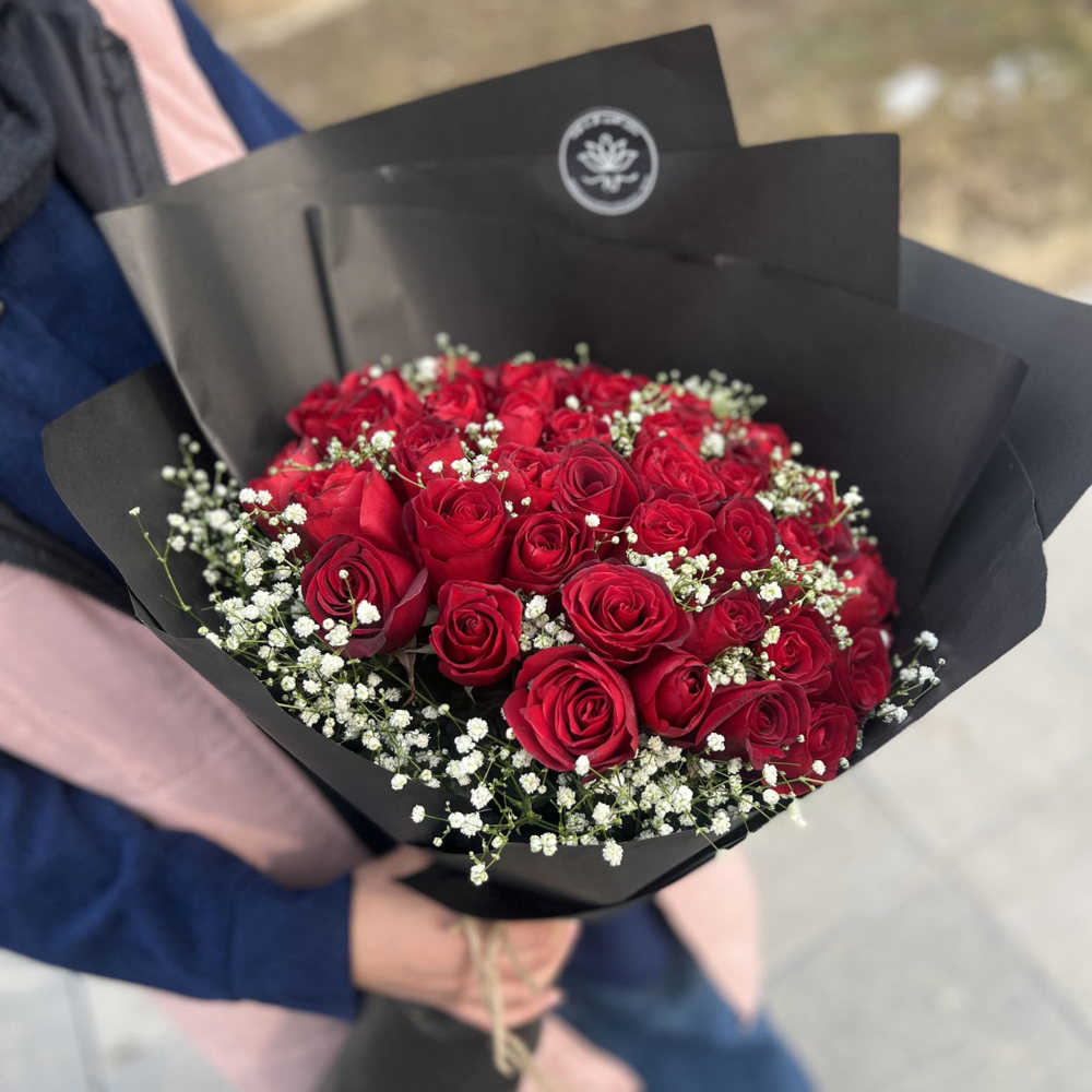 دسته گل رز قرمز